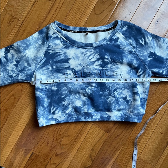 Balance Athletica (now VITALITY) Cropped Blue/White Tie Dye Sweatshirt Medium - Picture 5 of 7